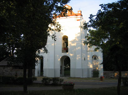 Zabytkowa dzwonnica wybudowana ok. 1715 roku z fundacji Ludwiki z Zauskich Moszyskiej, Kasztelanki Lubelskiej