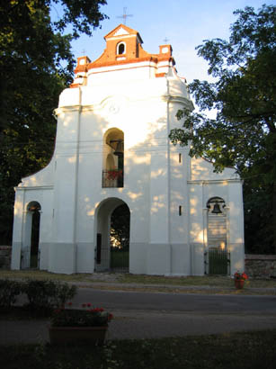 Zabytkowa dzwonnica wybudowana ok. 1715 roku z fundacji Ludwiki z Zauskich Moszyskiej, Kasztelanki Lubelskiej